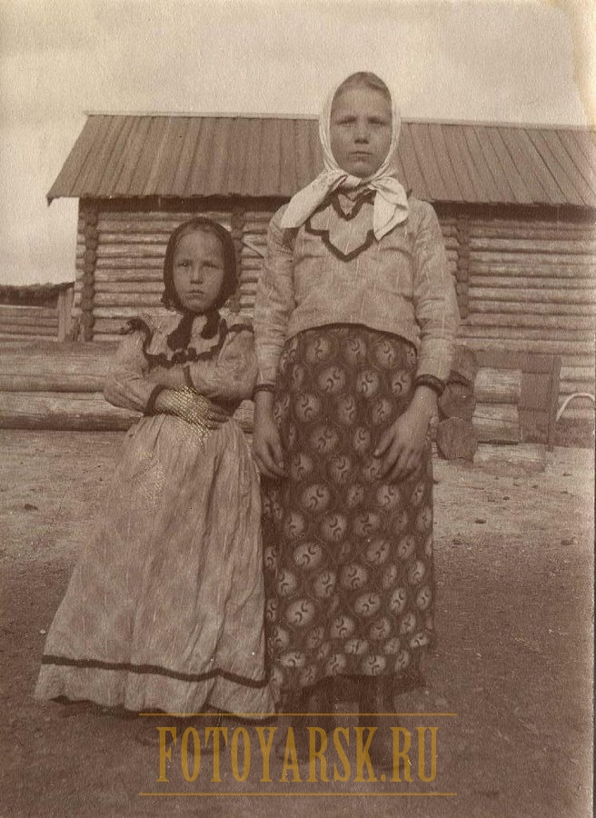 Девочки - крестьянки из д. Ярки Енисейского уезда в праздничной одежде