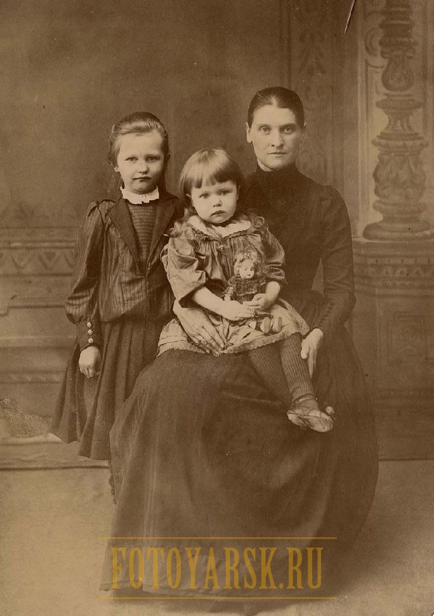 Крутовская Лидия Симоновна с дочерьми Лидией и Еленой