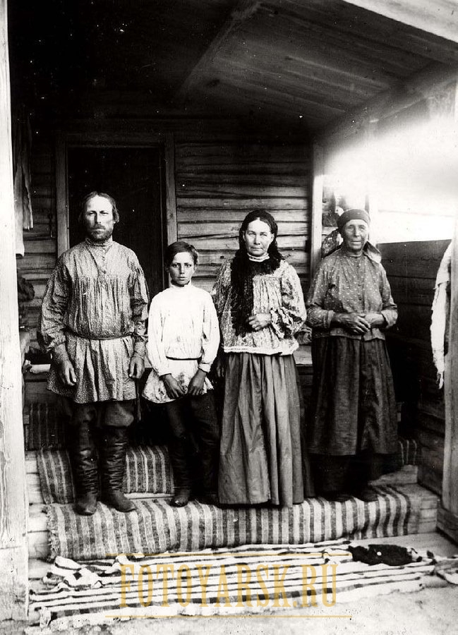 Крестьянская семья из д. Ловатской Канского уезда