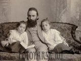 Нотариус И.А. Ицын с дочерьми