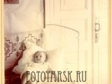 Фрагмент детской комнаты с маленьким ребенком в доме врача П.И. Коновалова.