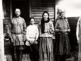 Крестьянская семья из д. Ловатской Канского уезда