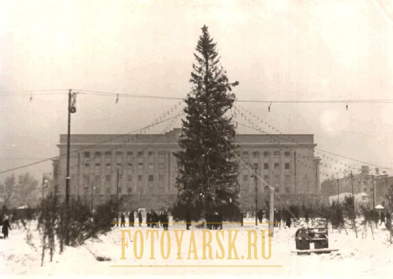 Площадь перед Краевой администрацией в 1957 году