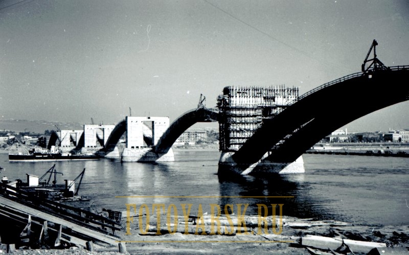Строительство моста - вид конструкций моста с острова Отдыха