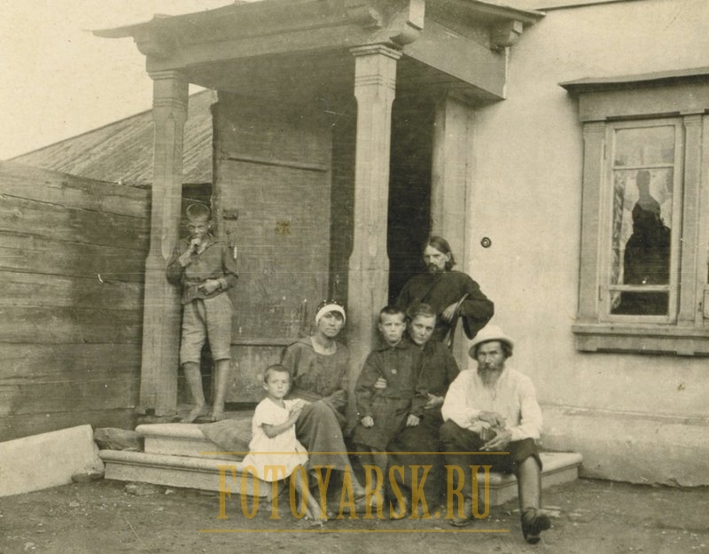 Л.А. Чернышев с родственниками на крыльце своего флигеля