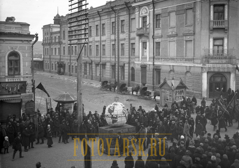 Праздничное шествие по улице Советской