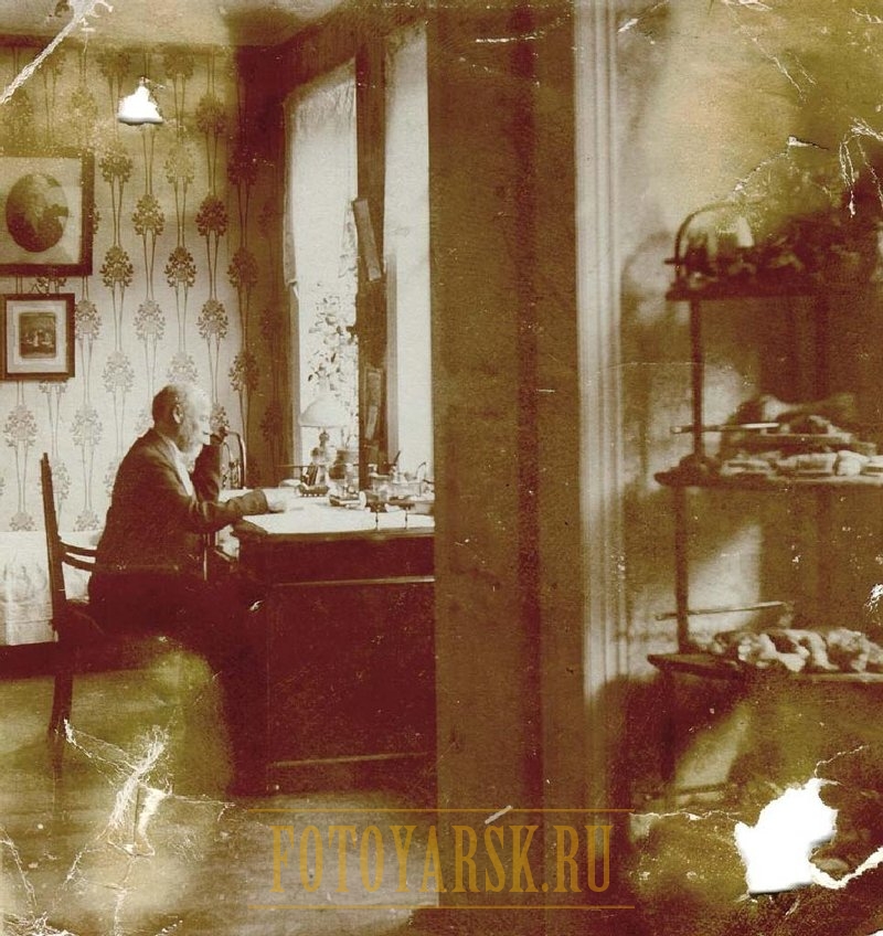 Фрагмент гостиной и кабинета в доме первого провизора Красноярского музея П.С. Проскурякова