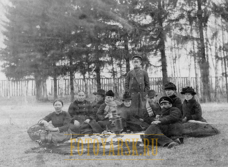 Семья Юдина Г.В. на отдыхе с гостями в саду дачи Тараканово.