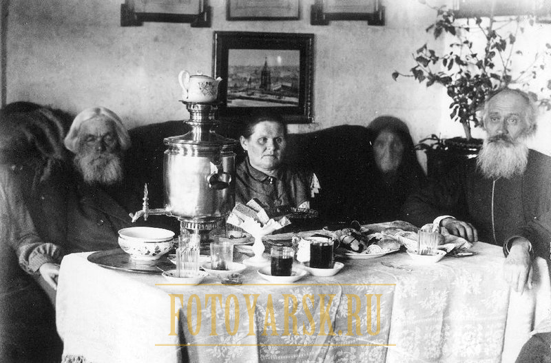 Почтенное семейство за чаем. Г. Канск Енисейской губернии.