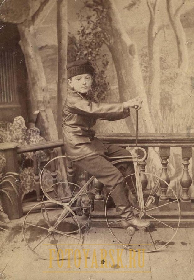 Мальчик на велосипеде в фотоателье