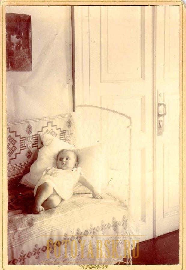 Фрагмент детской комнаты с маленьким ребенком в доме врача П.И. Коновалова.