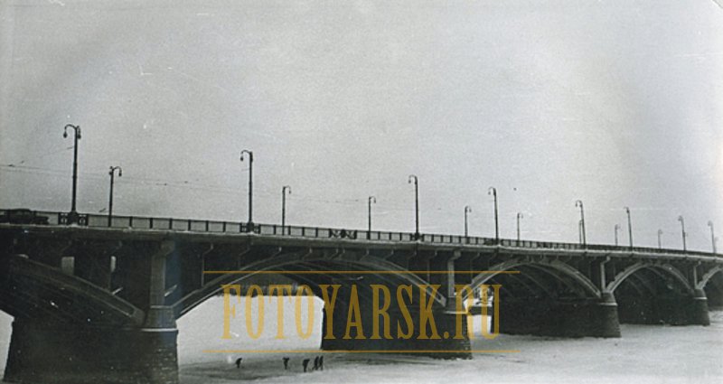 Коммунальный мост в Красноярске и замерзший Енисей