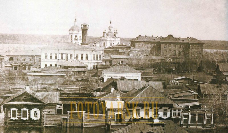 Вид здания мужской гимназии и Богоявленского собора в Енисейске
