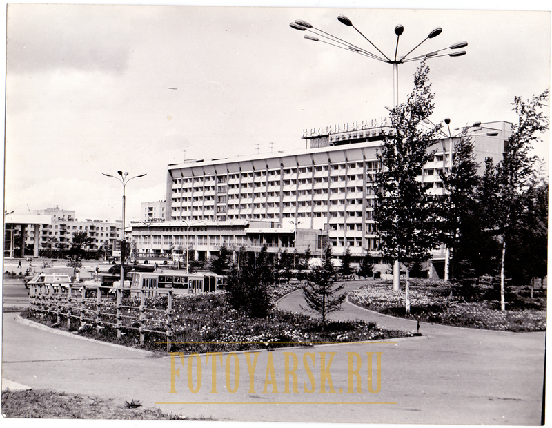 Гостиница Красноярск и Театральная площадь в 1980-е годы