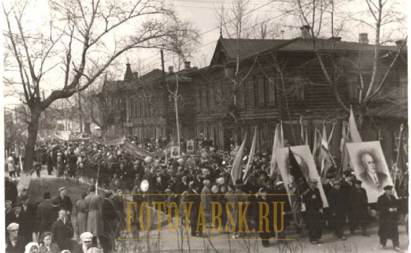 Первомайская демонстрация в Красноярске в 1958 году