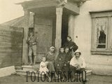 Л.А. Чернышев с родственниками на крыльце своего флигеля