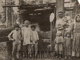 Крестьяне - переселенцы у временного жилья в Минусинском уезде