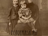 Крутовская Лидия Симоновна с дочерьми Лидией и Еленой